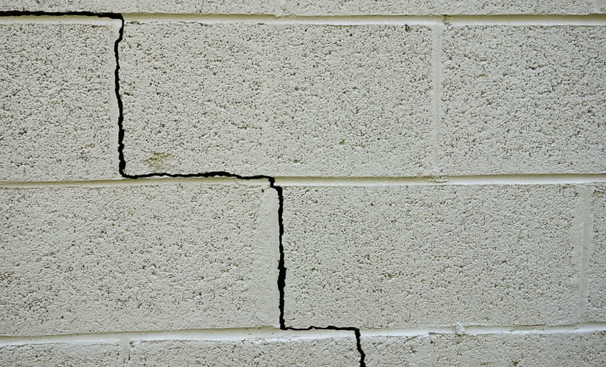 Zabezpieczenie pęknięć elewacji przed zimą