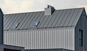 Pokrycie dachowe z blachy na rąbek - czy warto? Sprawdź cenę!