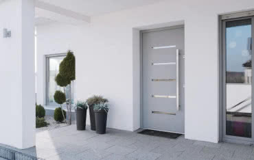 Bezpieczne i ciepłe drzwi wejściowe z PVC – Na co zwrócić uwagę przed zakupem?